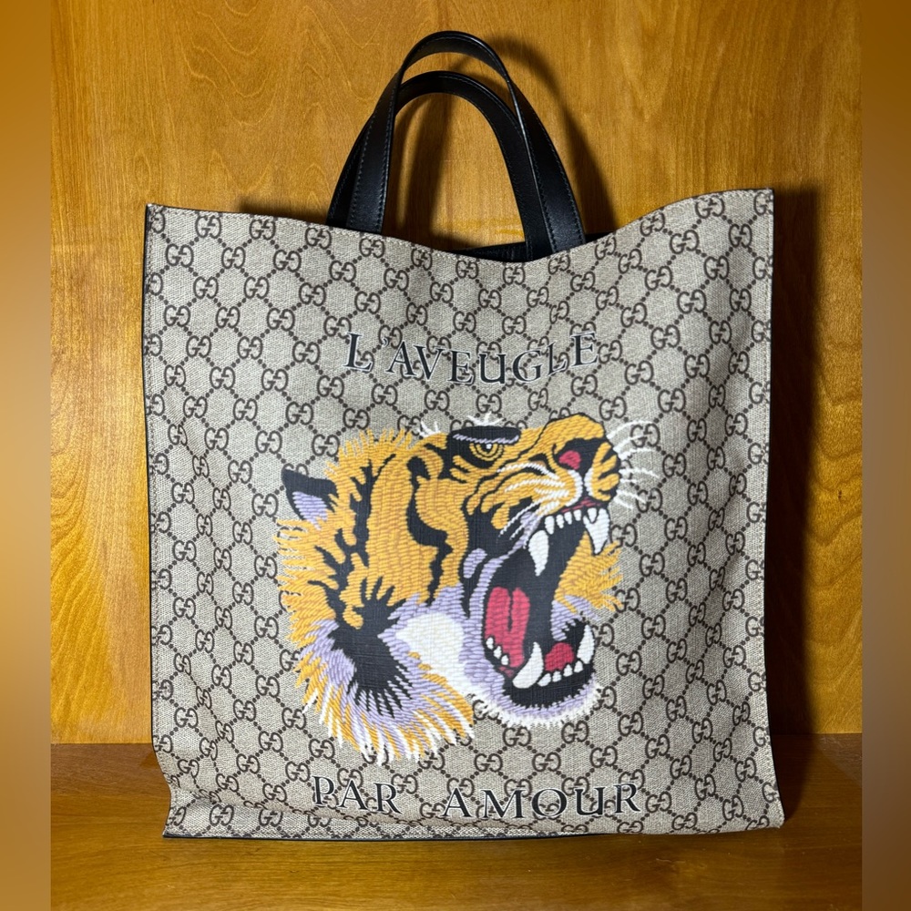 GUCCI - GG Supreme Tote in Beige Monogram with Tiger Head